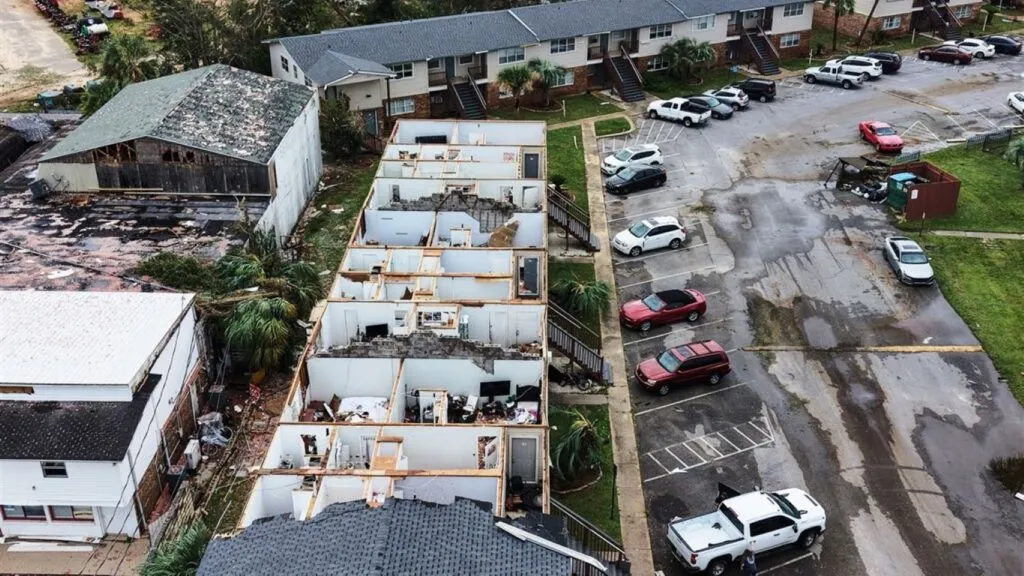 Huracán Isaías deja muertos, apagones e inundaciones en Florida