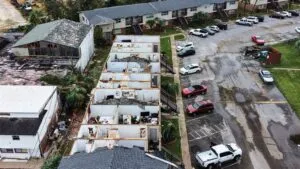 Huracán Isaías deja muertos, apagones e inundaciones en Florida