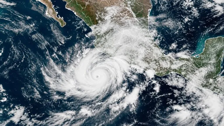 Imagen satelital del huracán Simón de categoría 4 avanzando sobre el océano Pacífico hacia las costas de México.