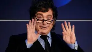 Javier Milei recibe críticas por minimizar las dificultades económicas y el endeudamiento de las familias argentinas