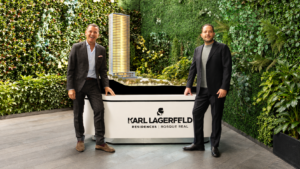 Representantes de Karl Lagerfeld Residences junto a la maqueta de la torre residencial de lujo en Bosque Real, México.
