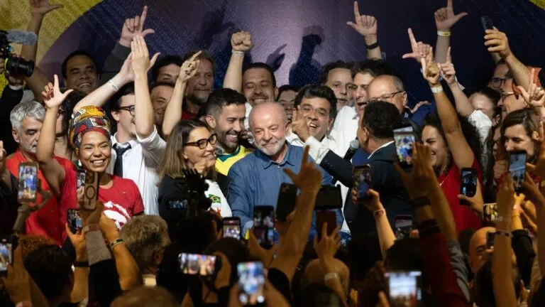 Lula da Silva gana las elecciones presidenciales de Brasil y obtiene su cuarto mandato tras derrotar a Flávio Bolsonaro.