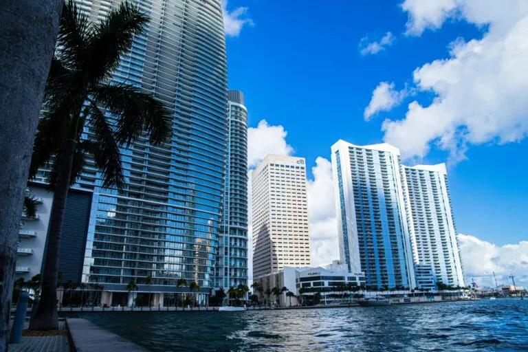 Clima en Miami con calor, nubes y posibilidad de lluvias durante el sábado.