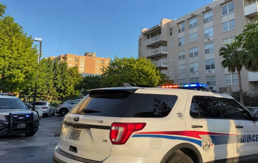 Autoridades investigan el caso de una niña que cayó desde un tercer piso en North Miami.
