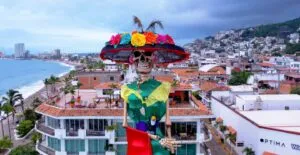 Catrina gigante de Puerto Vallarta instalada en el Malecón durante la celebración mexicana del Día de Muertos.