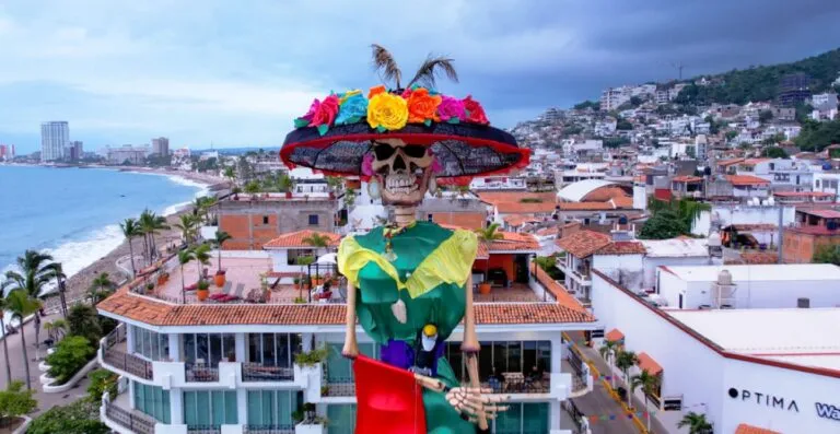 Catrina gigante de Puerto Vallarta instalada en el Malecón durante la celebración mexicana del Día de Muertos.