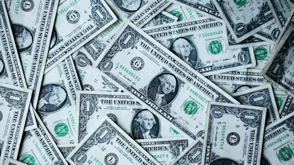 Salario mínimo de Florida aumenta a 15 dólares por hora y genera ajustes entre restaurantes de Miami