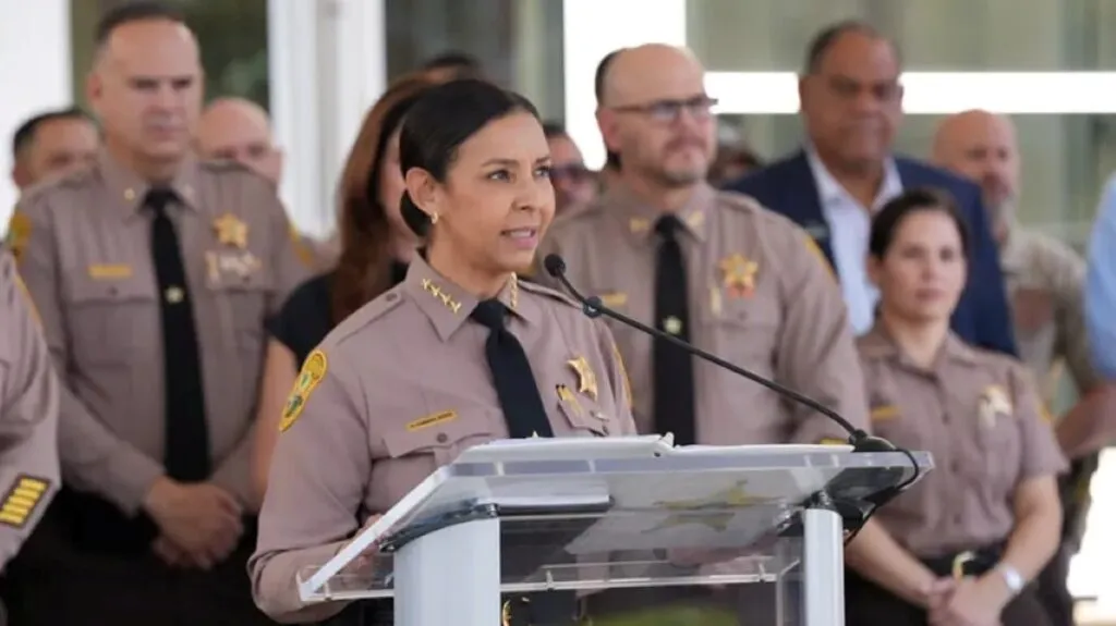 Funcionarios de seguridad en Miami-Dade frente a un edificio gubernamental durante la preparación del nuevo esquema de protección.