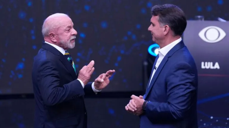 Debate presidencial entre Lula y Flávio Bolsonaro sobre corrupción y economía en Brasil