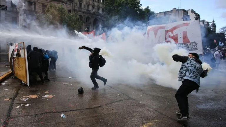 Protestas contra Milei por recortes a universidades públicas de Argentina