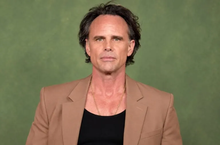 Walton Goggins luce un estilo retro durante el rodaje de Miami Vice ’85, película inspirada en el glamour y la corrupción de Miami.